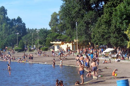 conmocion en el balneario de azul: un hombre se descompenso en el pileton y murio