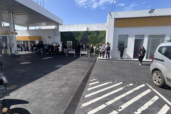 Así fue la fila para dejar un currículum en una estación de servicio de La Plata.