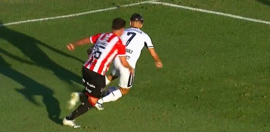 Benjamín Domínguez, jugador al que le cobraron una mano y le anularon un gol a Gimnasia a instancias del VAR