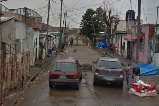 El sospechoso de haber cometido el doble femicidio vive a 100 metros de la casa de las víctimas en el barrio Villa Pineral de Caseros. Imagen tomada de Google Maps