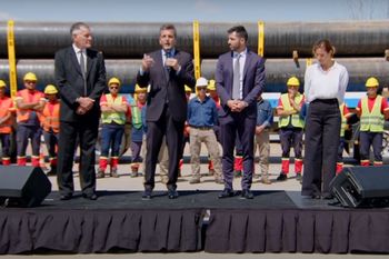 Despacharon los primeros caños para la construcción del gasoducto Néstor Kirchner