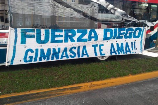 Mensajes de apoyo de Gimnasia en la Clínica donde está Maradona.