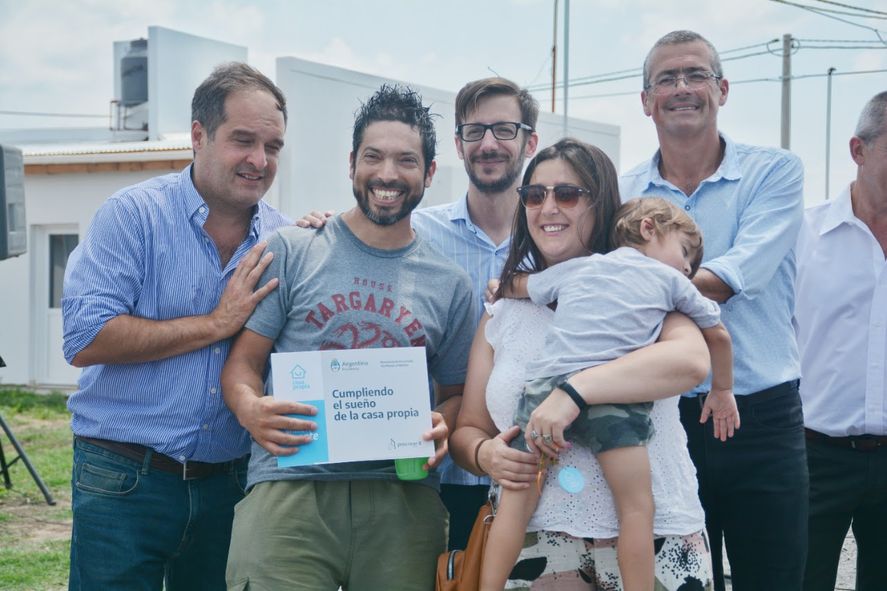 Agustin Simone, Santiago Magiotti y Maximiliano Suesc&uacute;n entregaron viviendas en Rauch.