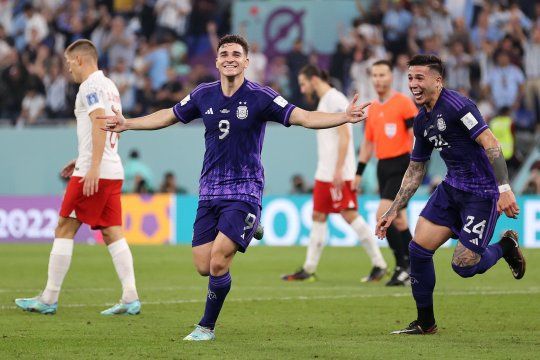 El gol de Julían Álvarez para la victoria 2-0 de Argentina ante Polonia y clasificar a los octavos de final del Mundial Qatar 2022