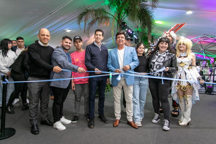 Fernando Espinoza y Wado De Pedro cortaron la cinta de la Expo Joven 2023.