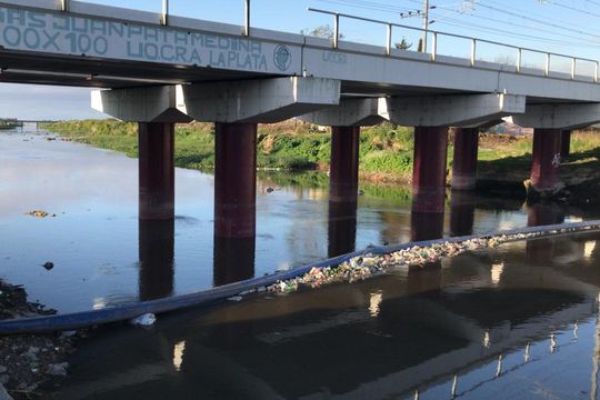 La nueva medida cautelar da 120 días para la limpieza del arroyo El Gato (Foto de mayo de 2022 por Fernando Monticelli)