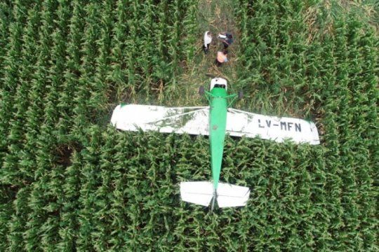 video: una avioneta sufrio un desperfecto tecnico, aterrizo de emergencia y volco en un campo marplatense