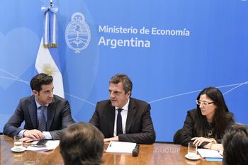 El ministro Sergio Massa lanzó el programa que congela los precios de 1788 productos por cuatro meses. Agradeció a los intendentes que se sumaron.