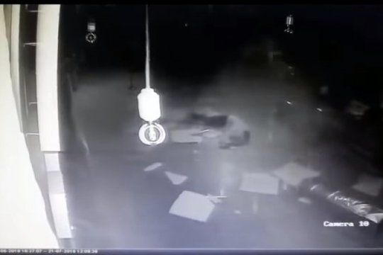 video: se subio al techo de una feria para robar, se cayo y lo detuvieron mientras intentaba huir