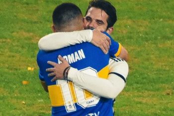 La última imagen entre Riquelme y Gago, en la despedida de Román en la Bombonera.