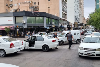 Se desató la guerra entre conductores de Uber y taxistas en Bahía Blanca