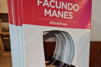 Afiches de campaña de Facundo Manes, vandalizados en La Plata