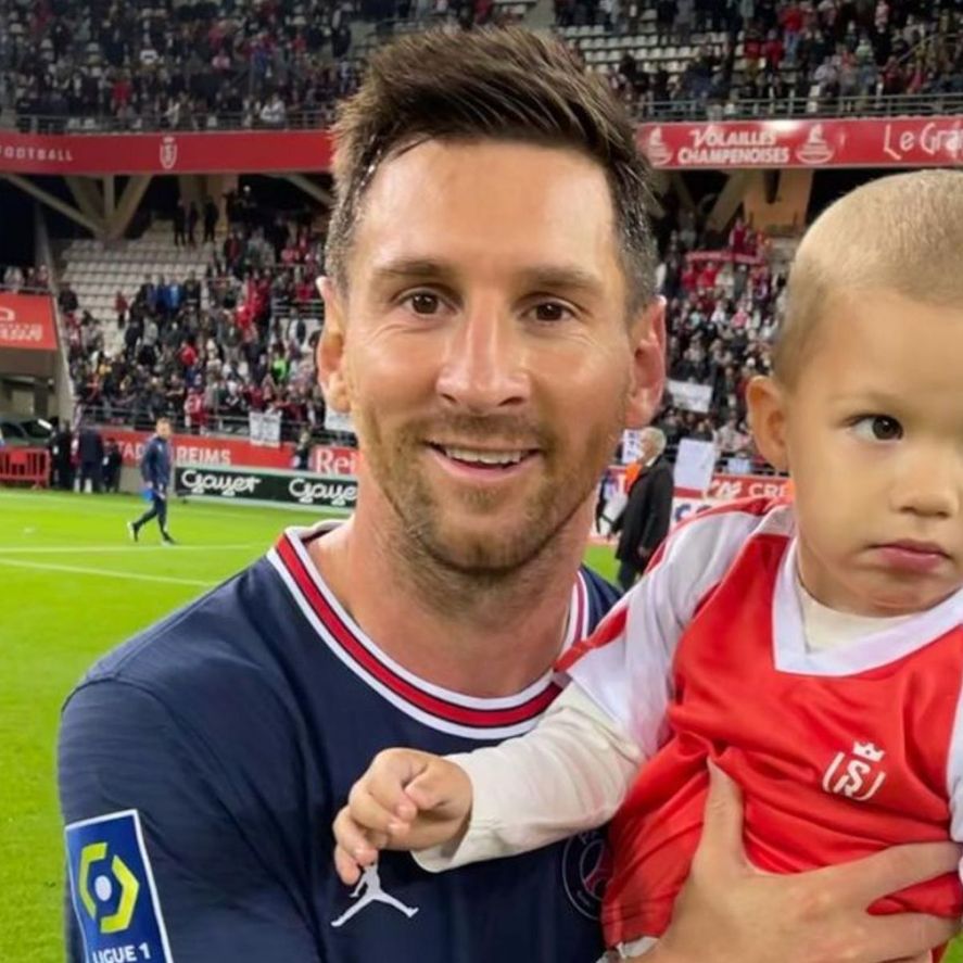 Cosas que le pasan a Messi: el arquero rival lo busc&oacute; para que se saque una foto con su hijo.