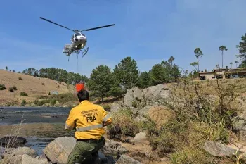 tras una semana de incendios, milei viaja a cordoba para ponerse al tanto de la situacion