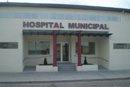 En este Hospital Municipal se encuentra internado el hombre baleado por su padre