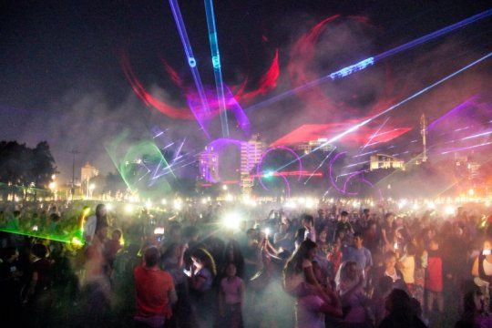 mas luces, menos ruido: vicente lopez despide el 2019 con un show de laseres y musica