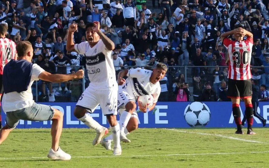 Eric Ramírez grita su agónico gol en el último Clásico Platense entre Gimnasia y Estudiantes.