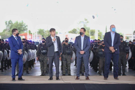 Kicillof entregó patrulleros en Florencio Varela junto al Ministro de Seguridad, Sergio Berni.
