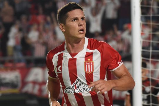 Guido Carrillo y las dos caras de la moneda: descontó pero luego falló un penal.