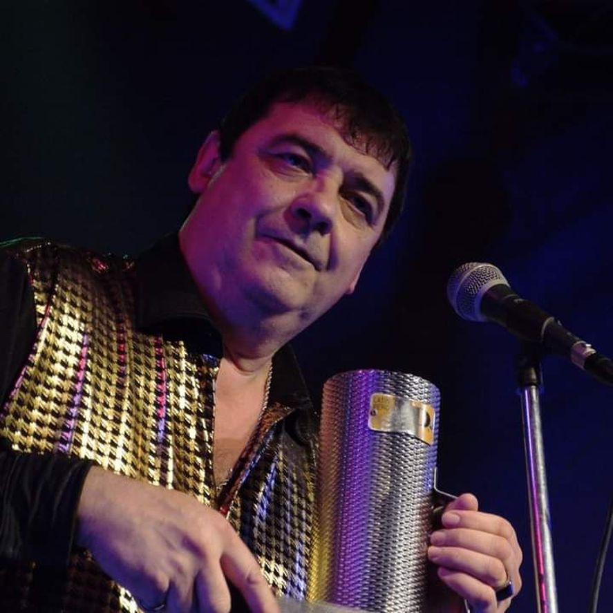 Patricio Casas, líder del grupo musical, encontró la muerte sobre el escenario de un club de Chascomús en medio de una actuación 