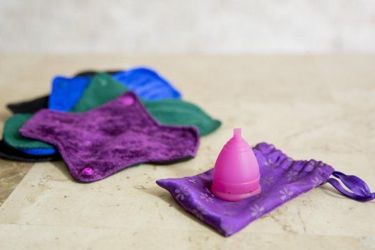 copa menstrual y toallitas de tela: las alternativas ecologicas y saludables que eligen cada vez mas mujeres