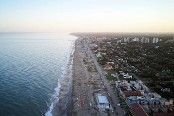 La ciudad balnearia de Pinamar se renueva para la temporada 2025 con un impresionante paseo peatonal sobre médanos.