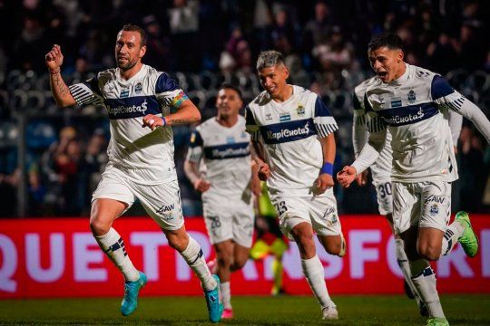 Eric Ramírez festeja la victoria de Gimnasia y el gol de Brahian Alemán