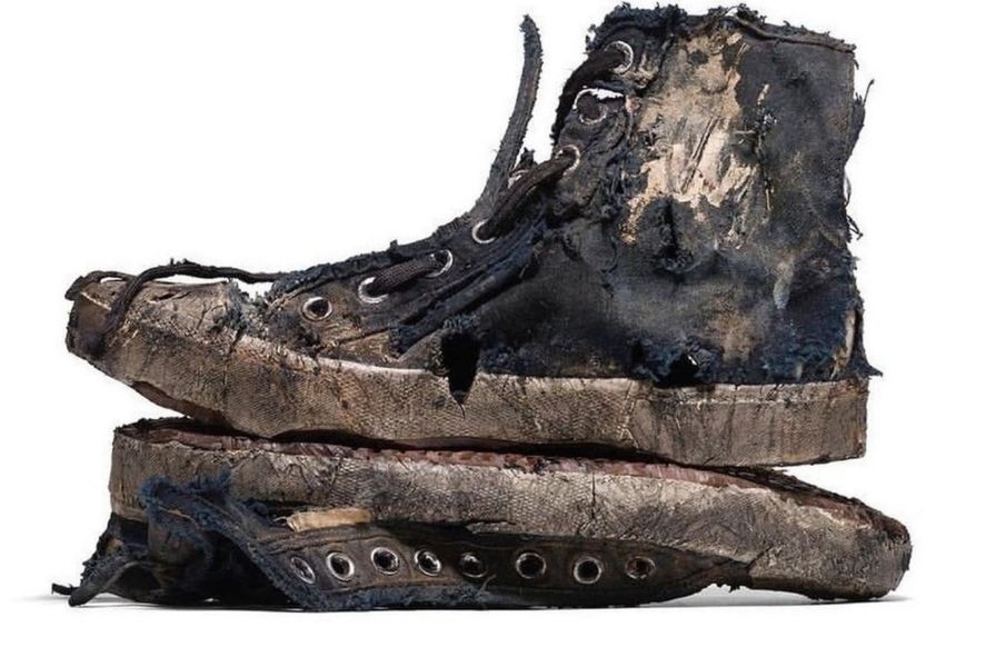 Balenciaga presentó una colección de zapatillas desgastadas y sucias