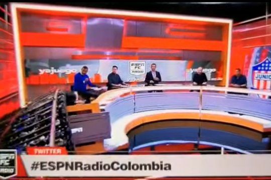El preciso instante en que la escenografía cae sobre la humanidad del periodista colombiano de ESPN provocándole heridas mínimas y un gran susto a él y todos sus compañeros que observaban la situación 