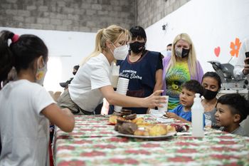 Fabiola Yáñez participó de varias actividades, entre ellas darle la merienda a los niños y niñas de Avellaneda que utilizan el merendero.