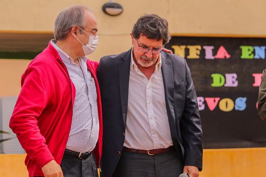 El ministro de Educación bonaerense Alberto Sileoni junto al intendente de Tapalqué, Gustavo Cocconi 