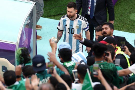 Lionel Messi deja el campo luego de la sorpresiva derrota de Argentina ante Arabia.