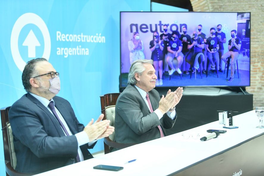 Alberto Fernández y Matías Kulfas participaron de manera virtual del acto de lanzamiento del satélite “General San Martín”, fabricado en una escuela pública de Mar del Plata.