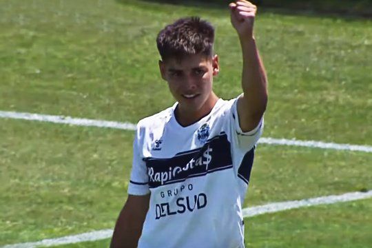 Benjamín Domínguez festeja un nuevo gol en la Reserva de Gimnasia.