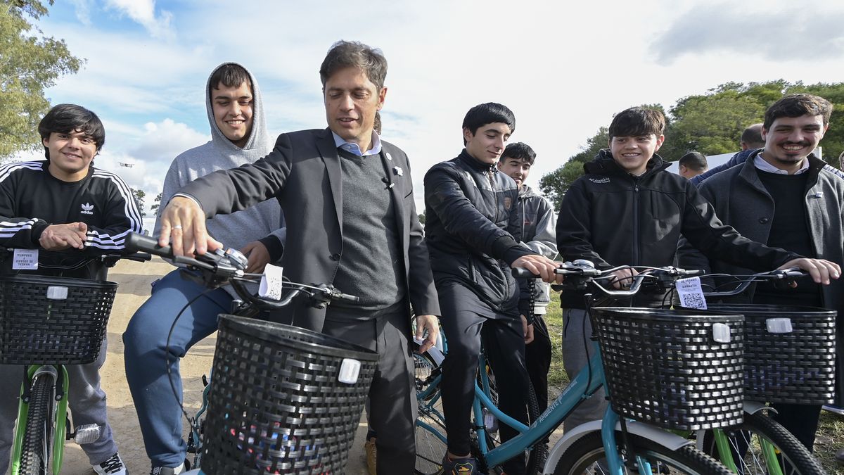 Axel Kicillof Presentó Un Programa Ambiental Y Entregó Bicicletas A ...