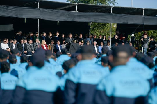 El gobernador saludó a 3.492 cadetes de la Policía bonaerense en la Escuela Juan Vucetich. Estarán destinados a los barrios peligrosos del conurbano.