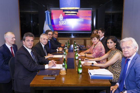 La delegación argentina reunida con la del FMI en la cumbre del G20.