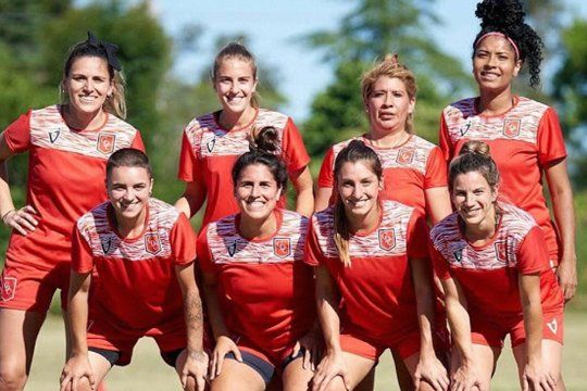 Las jugadoras del fútbol femenino de Cambaceres dieron un paso al costado tras el despido de su DT.