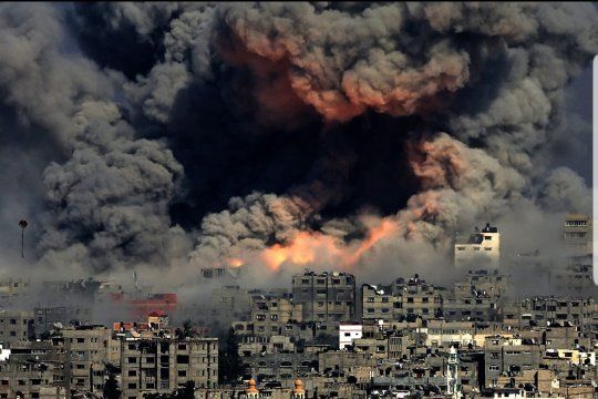 La fotografía original de Mohammed Sabre de 2014 que refleja un bombardeo israelí a Palestina, pero que es utilizada ahora, de manera mentirosa, para graficar supuestos ataques a la inversa 
