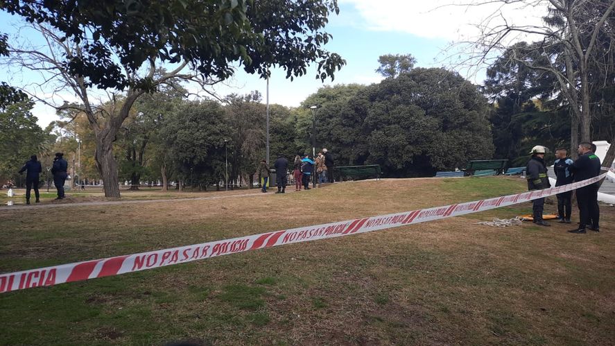 Horror en La Plata: hallaron a un hombre muerto flotando en el lago del Parque Saavedra