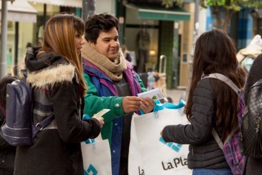 el fin de las bolsas de plastico: el municipio promulgo una ordenanza que prohibe su uso en comercios