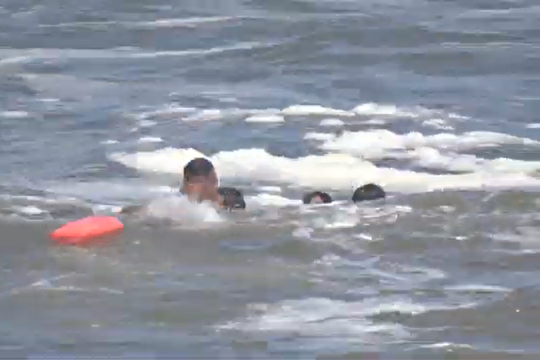 Guardavidas lograron rescatar al hombre y a su hija (Foto: captura de video)
