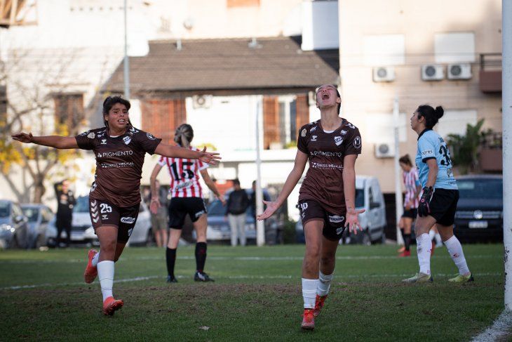 Platense sueña, Estudiantes sufre: presentes opuestos en el fútbol femenino de AFA.