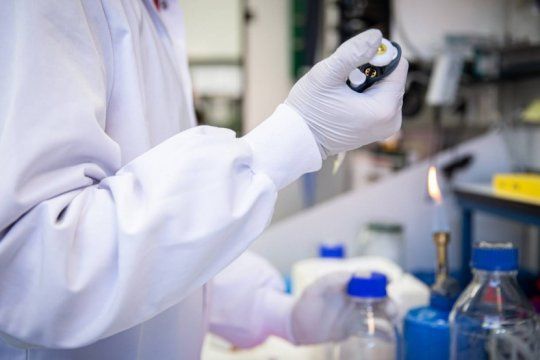AstraZeneca y la Universidad de Oxford reanudan los ensayos de su vacuna contra el coronavirus
