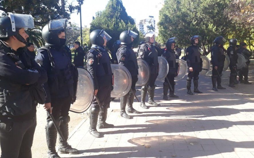 La oposición cruzó a Garro por el mega operativo en Plaza San Martín para no dejar trabajar a los manteros