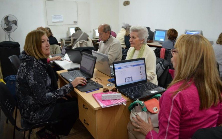 La UNLP abrió la inscripción a los talleres virtuales para adultos mayores: cuánto salen y cómo anotarse