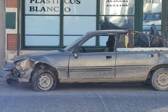 confusion en bahia blanca: choco contra una casa y descubrieron que tenia un tiro en la cabeza