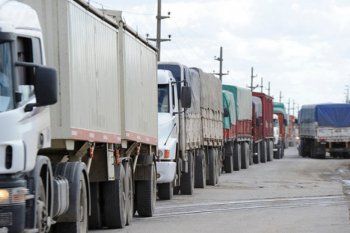 transportistas de cargas dicen que no pueden afrontar los costos y complican el pedido de los moyano