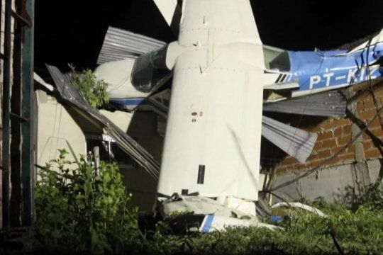 una avioneta cayo sobre una casa abandonada y de milagro los pasajeros resultaron ilesos
