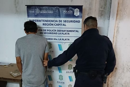 ataco con un cuchillo y a pinas a la pareja en la plata: detenido